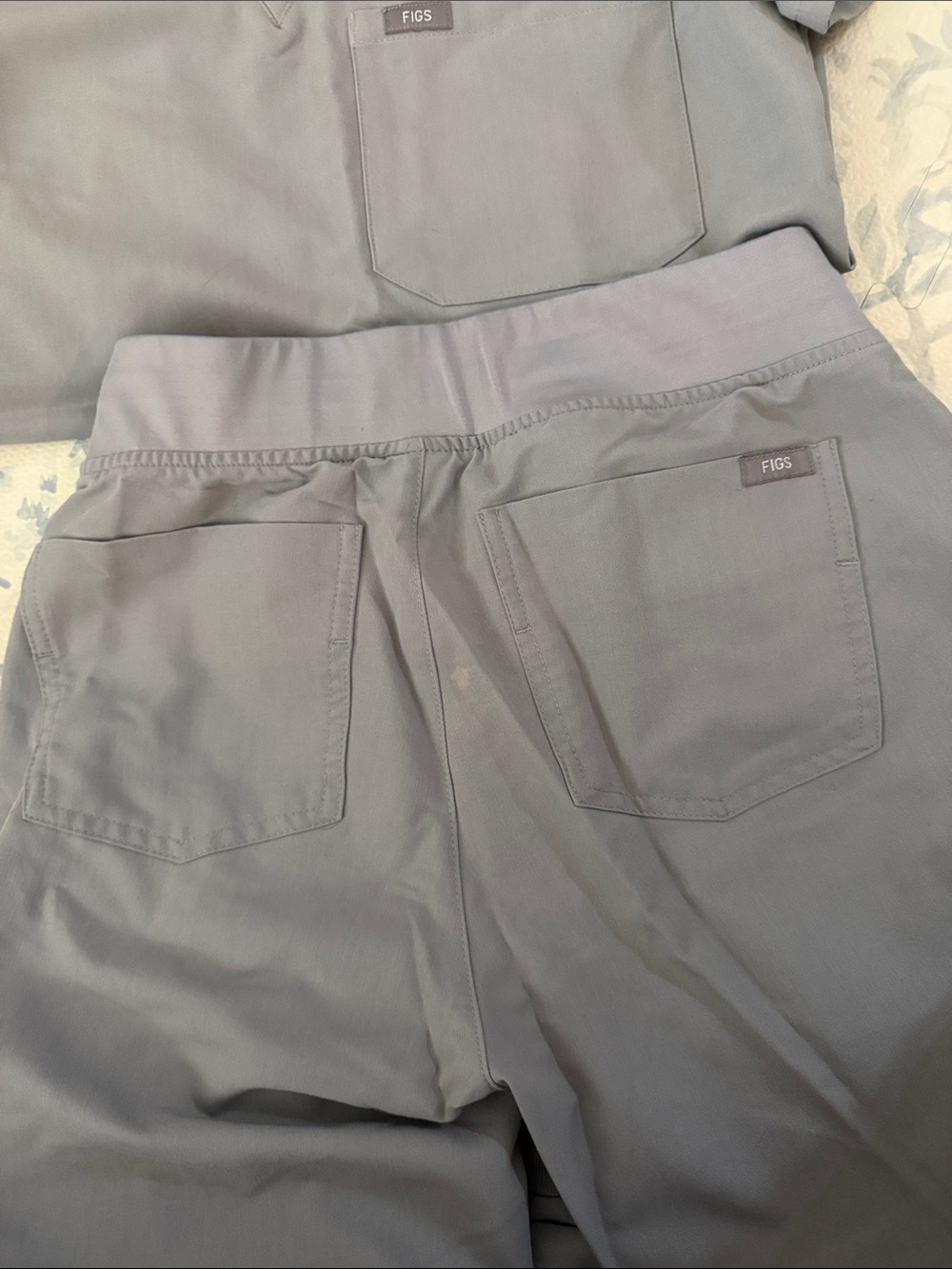 Figs XS Charcoal Gray Scrub Set with Burgundy Drawstring - Picture 5 of 8
